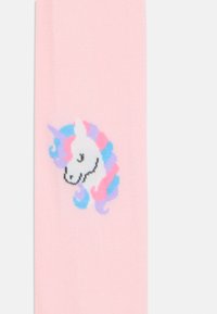 Rosa Stoff mit einem weißen Einhornkopf, das geschlossene Augen und eine Mähne in pastellblau, lila und rosa Farben hat.