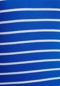 Blå och vit randig tyg med horisontella linjer. Texturen är slät och stickad, med jämnt fördelade ränder.