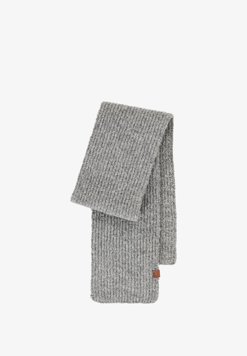 Szary, dziany szalik o ribbowej fakturze, z skórzaną naszywką. Długi prostokątny kształt, miękki materiał i subtelne różnice w odcieniach.