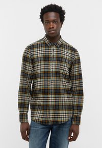 Karierte Flanellhemd in dunkelgrün, schwarz, beige und orange; mit Button-Down-Kragen und langen Ärmeln. Strukturierter Stoff.