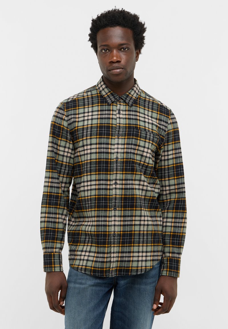 Karierte Flanellhemd in dunkelgrün, schwarz, beige und orange; mit Button-Down-Kragen und langen Ärmeln. Strukturierter Stoff.