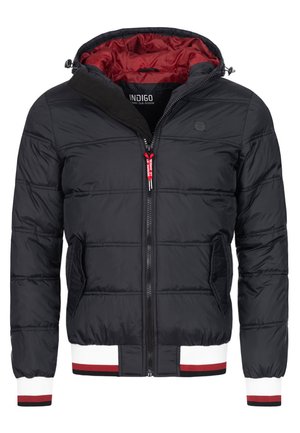 Chaqueta de plumas negra con cremallera frontal, forro interior rojo y puños acanalados blancos con rayas rojas y negras. Incluye capucha y bolsillos laterales.