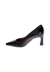 Scarpa da donna nera in pelle a punta con tacco alto di media altezza e sottile, mostrata in profilo laterale su uno sfondo bianco.
