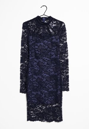 Marineblaues Spitzenlangarmkleid mit Blumenmuster, hohem Kragen und transparenten Spitzendetails an Ärmeln und oberer Brust, aufgehängt an einem schwarzen Kleiderbügel.