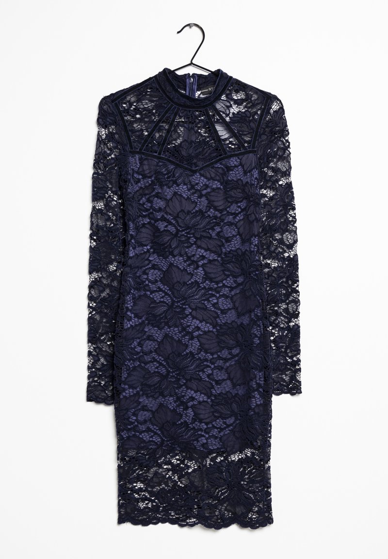 Robe longue à manches longues en dentelle bleu marine avec motif floral, col montant et détails en dentelle transparente sur les manches et le haut de la poitrine, accrochée sur un cintre noir.