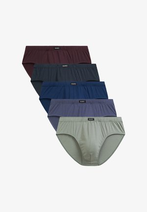 Pięć par męskich majtek w kolorach bordowym, ciemnoszarym, granatowym, łupkowoniebieskim i jasnoszarym, ułożonych w kaskadowy stos.