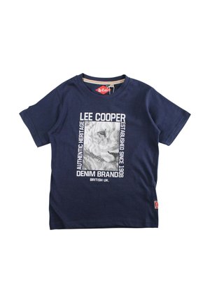 T-shirt bleu marine à manches courtes avec texte blanc "Lee Cooper", "Authentic Heritage" et une impression en niveaux de gris d'un lion encadrée au centre.