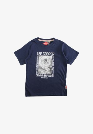 T-shirt bleu marine à manches courtes avec texte blanc "Lee Cooper", "Authentic Heritage" et une impression en niveaux de gris d'un lion encadrée au centre.