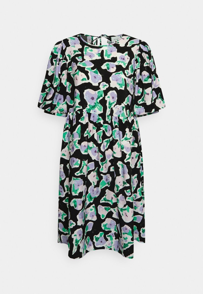Vestido preto com padrão floral em tons de roxo e verde, mangas curtas bufantes e cintura franzida para uma silhueta descontraída.