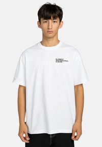 Hvid bomulds t-shirt med korte ærmer, rund hals og sort tekstlogo på venstre bryst med teksten "ELEMENT SKATEBOARDS & MORE."