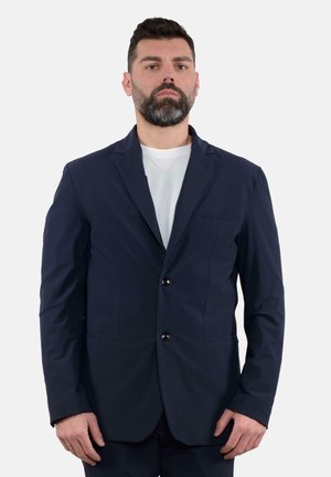 Blazer blu navy con due bottoni, rever a punta e taschino sul petto. Realizzato in tessuto liscio con una vestibilità su misura, presenta dettagli sul seam anteriore.