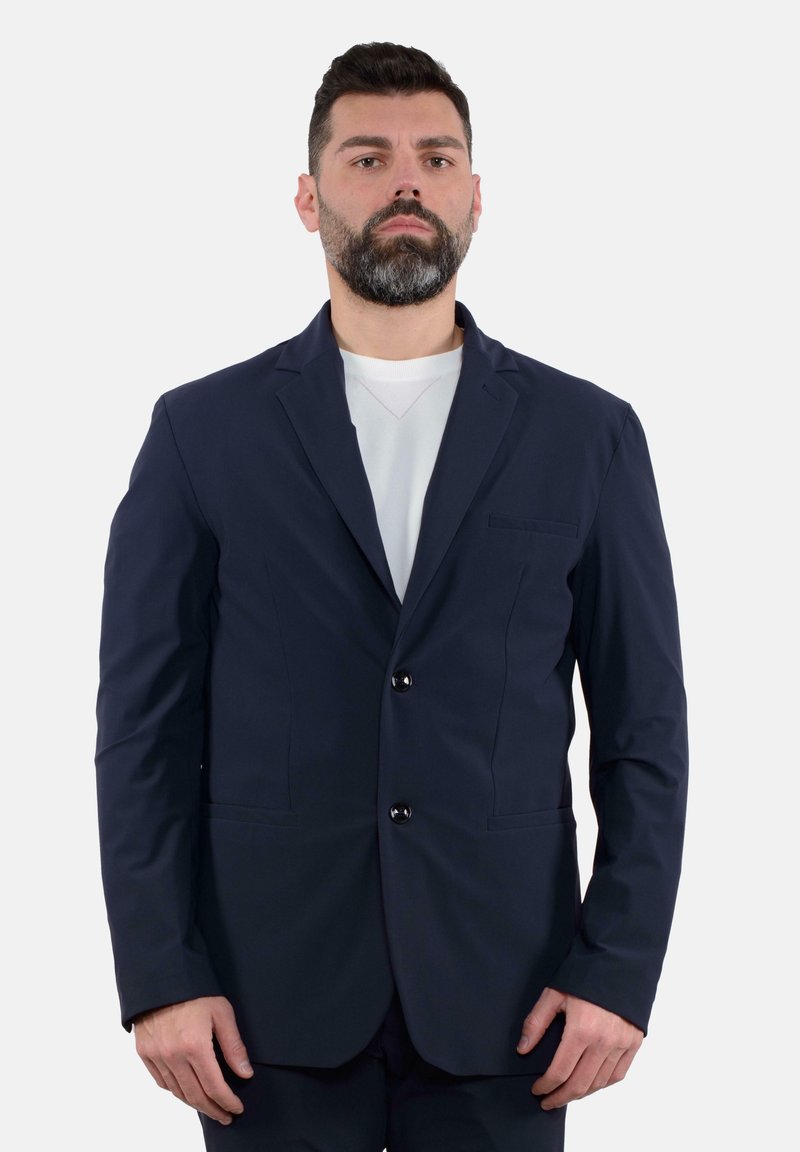 Blazer blu navy con due bottoni, rever a punta e taschino sul petto. Realizzato in tessuto liscio con una vestibilità su misura, presenta dettagli sul seam anteriore.