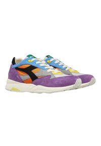 Scarpe sportive multicolori con una tomaia in suede viola, dettagli neri, linguetta blu e suola bianca. Presentano una combinazione di texture e colori vivaci.