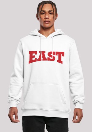 Hvit hettegenser med et stort rødt "EAST"-grafikk på forsiden, med kengurulomme og snor i hetten. Nydelig tekstur.