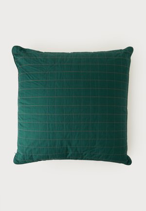Coussin carré vert foncé avec un motif en grille subtil de fines lignes plus claires sur un fond clair uni.