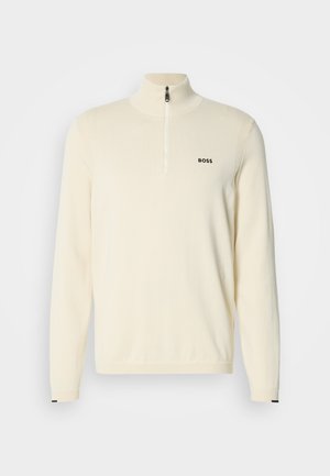 Cremefarvet sweater med lynlås i ribbet tekstur, med et sort "BOSS" logo på venstre bryst og kontrasterende sorte detaljer på manchetterne.