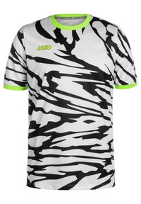 Biała koszulka z czarnymi abstrakcyjnymi paskami, zielony akcent na kołnierzyku i rękawach, wykonana z lekkiego materiału. Logo "JAKO" nadrukowane w neonowej zieleni.