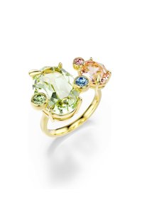 Anello d'oro con una grande pietra verde affiancata da piccole pietre blu, rosa e arancioni, che presenta un design moderno e colorato.
