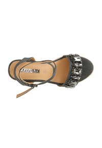Sandalo in tessuto grigio con decorazioni in strass sulla fascia della punta, design open-toe e cinturino alla caviglia con fibbia. Suola piatta e soletta imbottita.