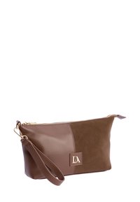 Bolso de muñeca marrón con paneles de cuero suave y ante, cremallera dorada, correa desmontable y placa con logo dorado en la parte delantera.