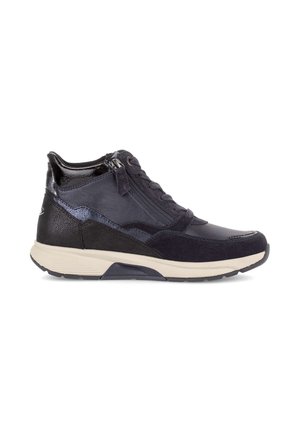 Donkerblauwe hoge sneaker met een ritssluiting aan de zijkant, vetersluiting aan de voorkant en dikke witte zool, van opzij gezien tegen een witte achtergrond.