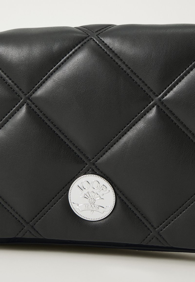 Schwarze, gequiltete Tasche aus synthetischem Leder mit Rautenmuster und einem runden silbernen Logoakzent. Glatte Textur mit kontrastierenden Nähten.