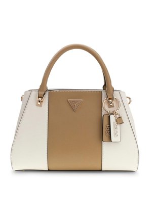 Sac à main structuré avec panneau central beige, côtés blancs, poignées beiges, ferrures dorées et deux étiquettes suspendues, l’une embossée "1981" et l’autre "GUESS".