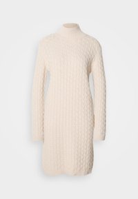 Robe pull à manches longues en maille torsadée couleur crème avec col roulé côtelé et ourlet, présentée sur un fond blanc uni.