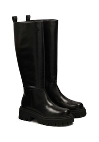 Cizme lungi din piele neagră, cu talpă platformă masivă, vârf rotund și mânere de pull la vârf. Textură netedă și design elegant.