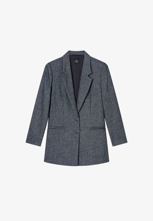 Blazer grigio a spina di pesce con rever, maniche lunghe, due tasche frontali e due bottoni. Vestibilità tailored e tessuto testurizzato.