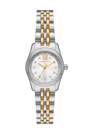 Montre-bracelet Michael Kors bicolore argent et or avec cadran blanc, chiffre romain XII doré et index des heures en cristal, bracelet métallique à maillons.