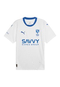Valge lühikeste varrukatega jalgpallipaita, millel on sinised aktsendid, ümmargune kaelus ja laineline tekstuuripakkumine. Sisaldab silmapaistvalt "SAVVY GAMES GROUP".