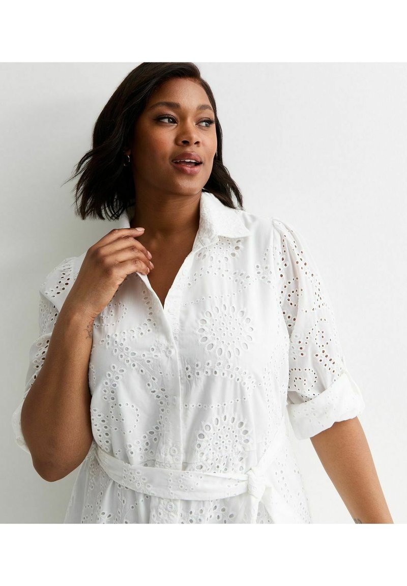New Look Curves CURVES EMBROIDERED MIDI - Shirt dress - white - Zalando