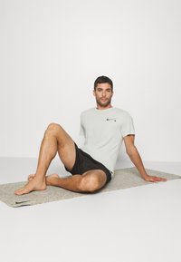Nike Performance M NY DF STMT 7UL - Short de sport - black/black