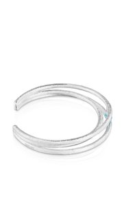 Bracciale in argento con due bande parallele, leggermente curve, caratterizzate da una texture satinata e un piccolo accento blu.