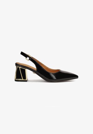 Scarpa slingback in vernice nera con punta affusolata, cinturino regolabile e tacco quadrato con accenti geometrici dorati.