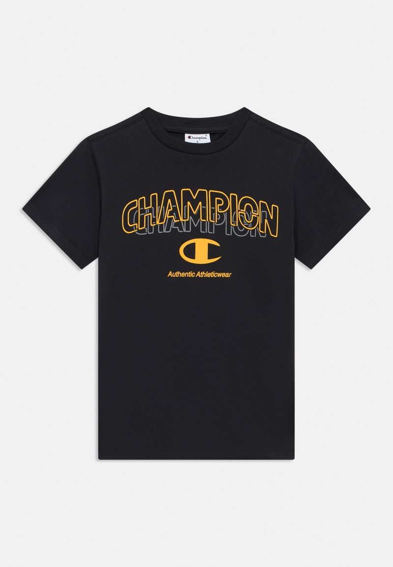 Μαύρο βαμβακερό μπλουζάκι με μεγάλο κίτρινο τύπωμα "CHAMPION" και μικρό κείμενο "Authentic Athleticwear" από κάτω, με κοντά μανίκια και στρογγυλή λαιμόκοψη.