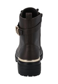 Bottine en cuir marron foncé avec un accent doré sur le talon, dotée d'une fermeture éclair sur le côté et d'une semelle noire robuste, finition mate.