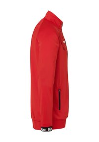 Rød jakke med høj krave, lynlås i sidelommen og sort elastisk bånd ved manchetterne med "Kappa" branding. Glat tekstur.