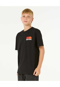 T-shirt en coton noir avec un logo sur la poche avant représentant un design de coucher de soleil rouge et orange. Coupe standard avec des manches courtes et un col rond.