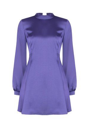 Vestito di raso viola con maniche lunghe, collo alto e silhouette svasata. Texture liscia con leggera lucentezza e dettagli del corpetto aderente.