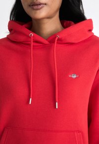GANT SHIELD HOODIE - Sweatshirt - bright red