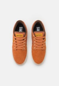 Etnies BARGE - Trainers - brown/gold/yellow