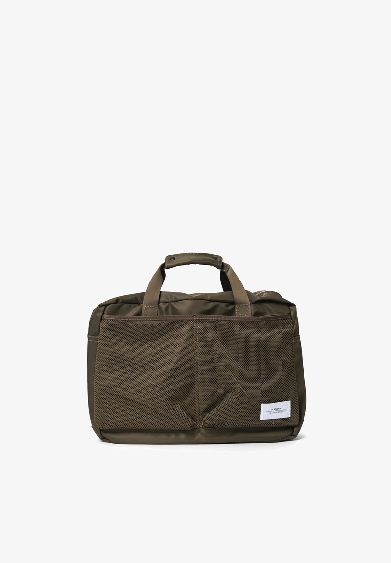 Oliven grøn taske med robuste håndtag og en mesh-frontendlomme, designet til praktisk og stil, sat op mod en hvid baggrund.