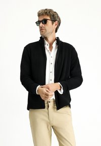 Unausgewählt, black