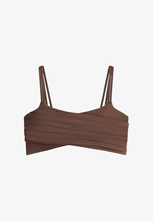 Bruine cropped tanktop met dubbele dunne schouderbandjes en horizontaal geplooid ontwerp aan de voorkant.