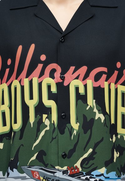 Μαύρο πουκάμισο με κουμπιά και το κείμενο "Billionaire Boys Club", σχέδιο καμουφλάζ και εικόνα ταχύπλοου με τρεις φιγούρες με κόκκινα κράνη.