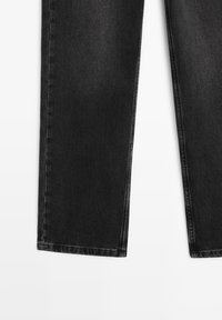 Pantaloni in denim nero con taglio dritto, caratterizzati da dettagli di cucitura discreti e orlo pulito. Texture liscia con minima scoloritura.