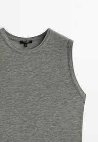 Graues ärmelloses Oberteil aus Baumwollmischung; mit Rundhalsausschnitt und glatter, leicht strukturierter Oberfläche.