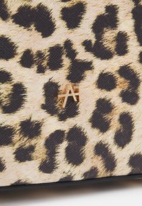 Anna Field Kézitáska - beige/black